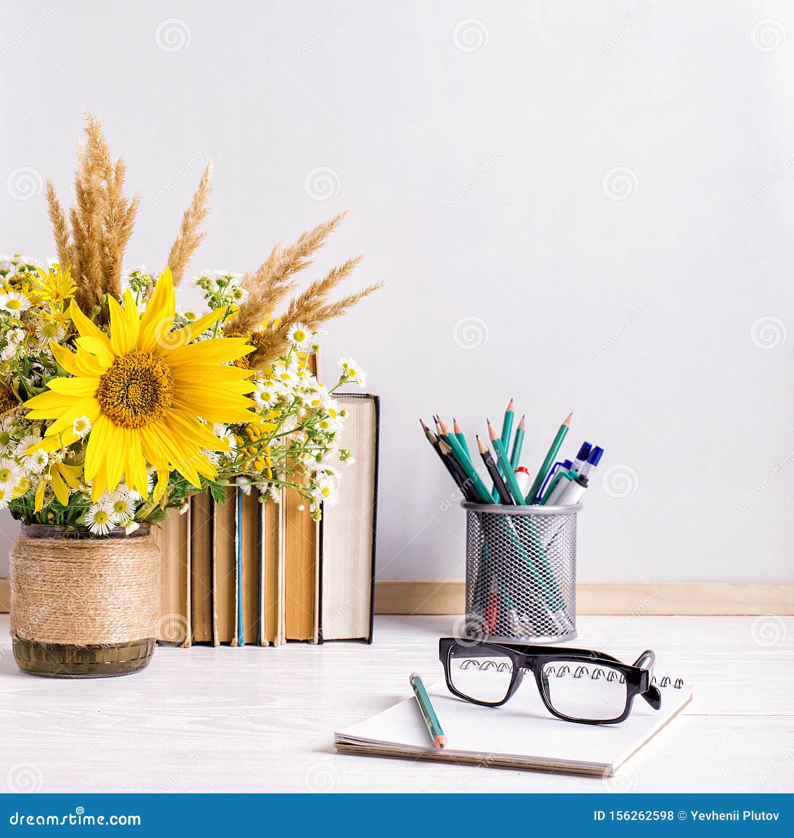 书 玻璃 标志和一花束在一个花瓶在白板背景概念老师天和9月一日库存照片 图片包括有概念老师天和9月一日 书 玻璃 标志和一花束在一个花瓶在白板背景 书 玻璃 标志和一花束在一个花瓶在白板背景概念老师天和9月一日库存照片 图片包括有概念老师天和9月一日 书 玻璃 标志和一花束在一个花瓶在白板背景