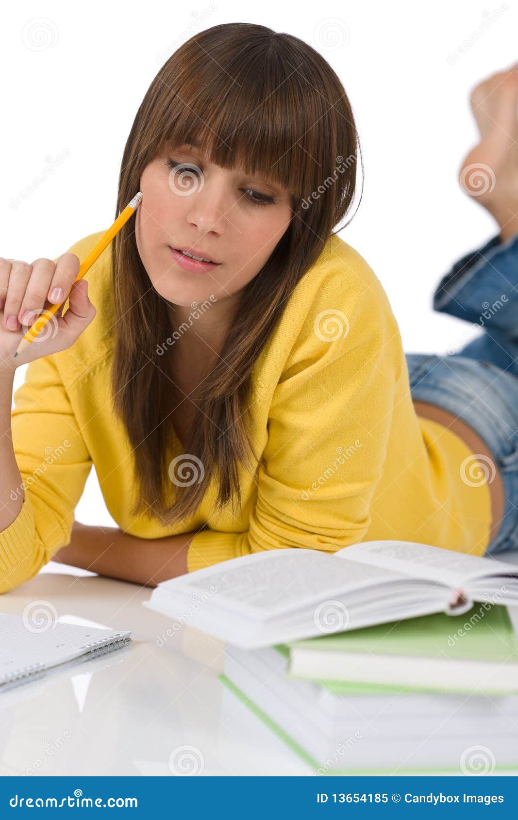 Читать про студентку. Девушка студент. Женщина с книгой фото. Женщина пишет домашнее задание. Женщина за работой книги.