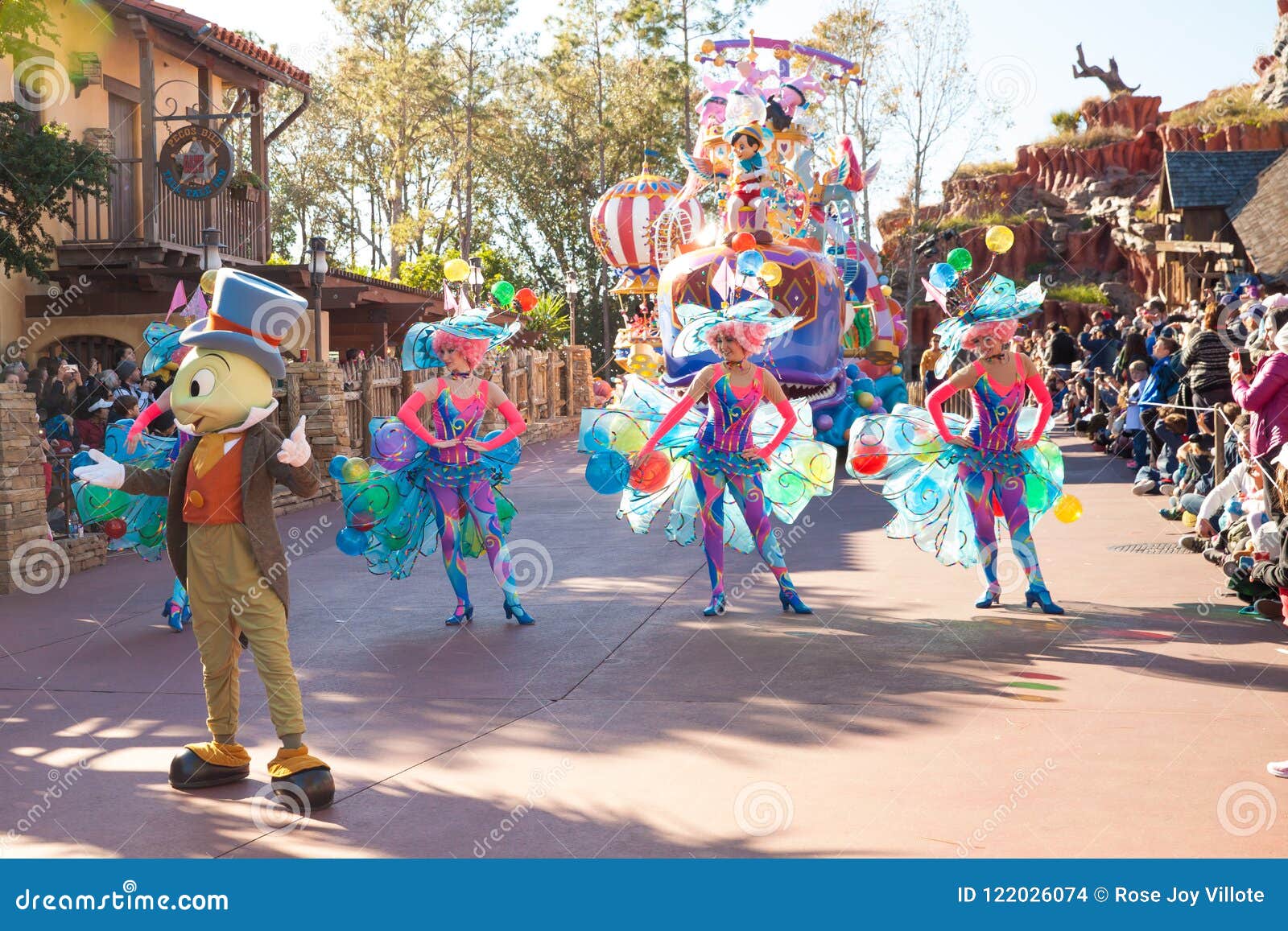 五颜六色的服装的艺人参加disneyworld的游行编辑类库存图片 图片包括有吸引力 目的地 五颜六色的服装的艺人参加disneyworld的游行编辑类库存图片 图片包括有吸引力 目的地