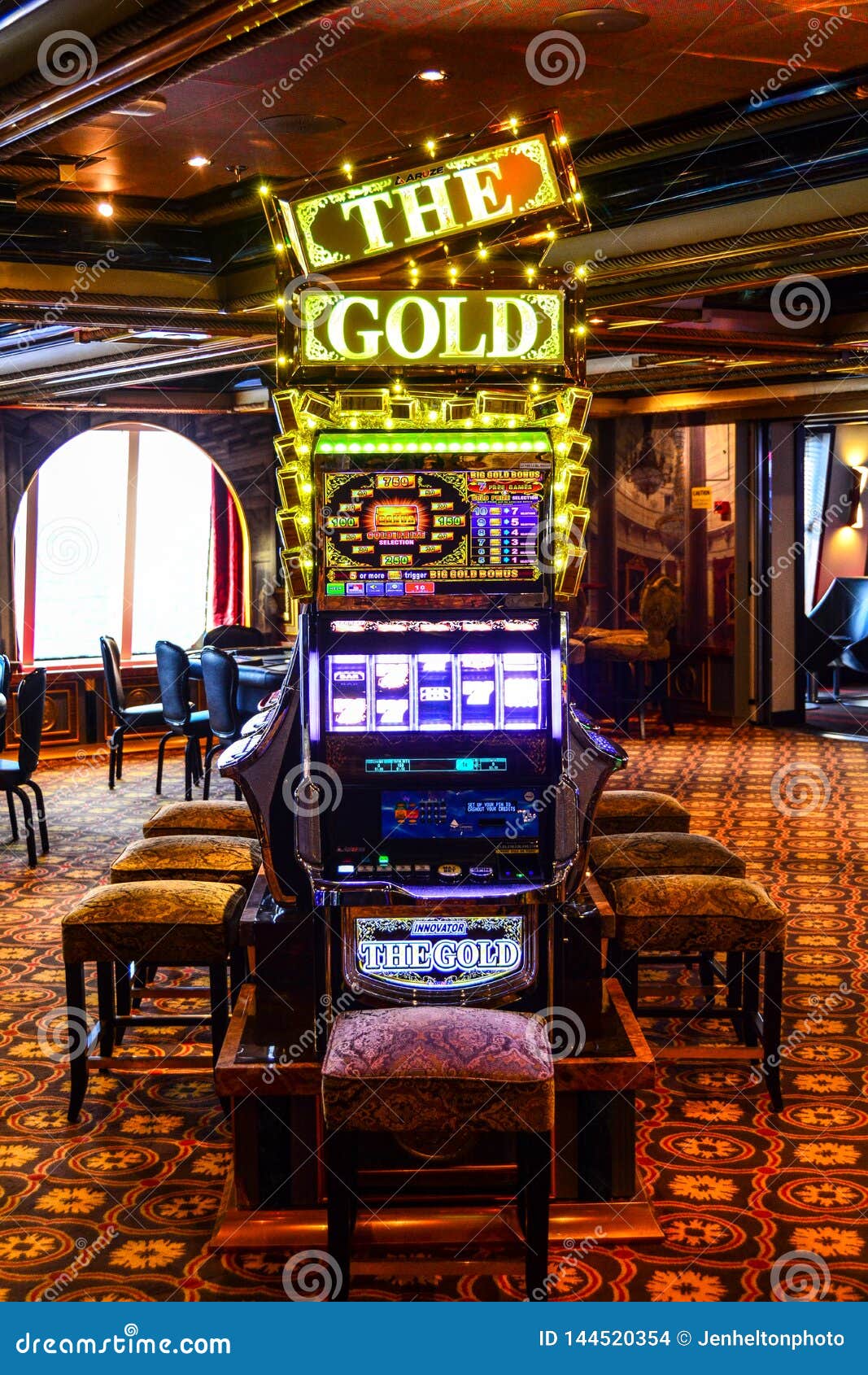 五颜六色的老虎机在赌博娱乐场打开了编辑类库存图片 图片包括有更好 乐趣 赌客 幸运 机会