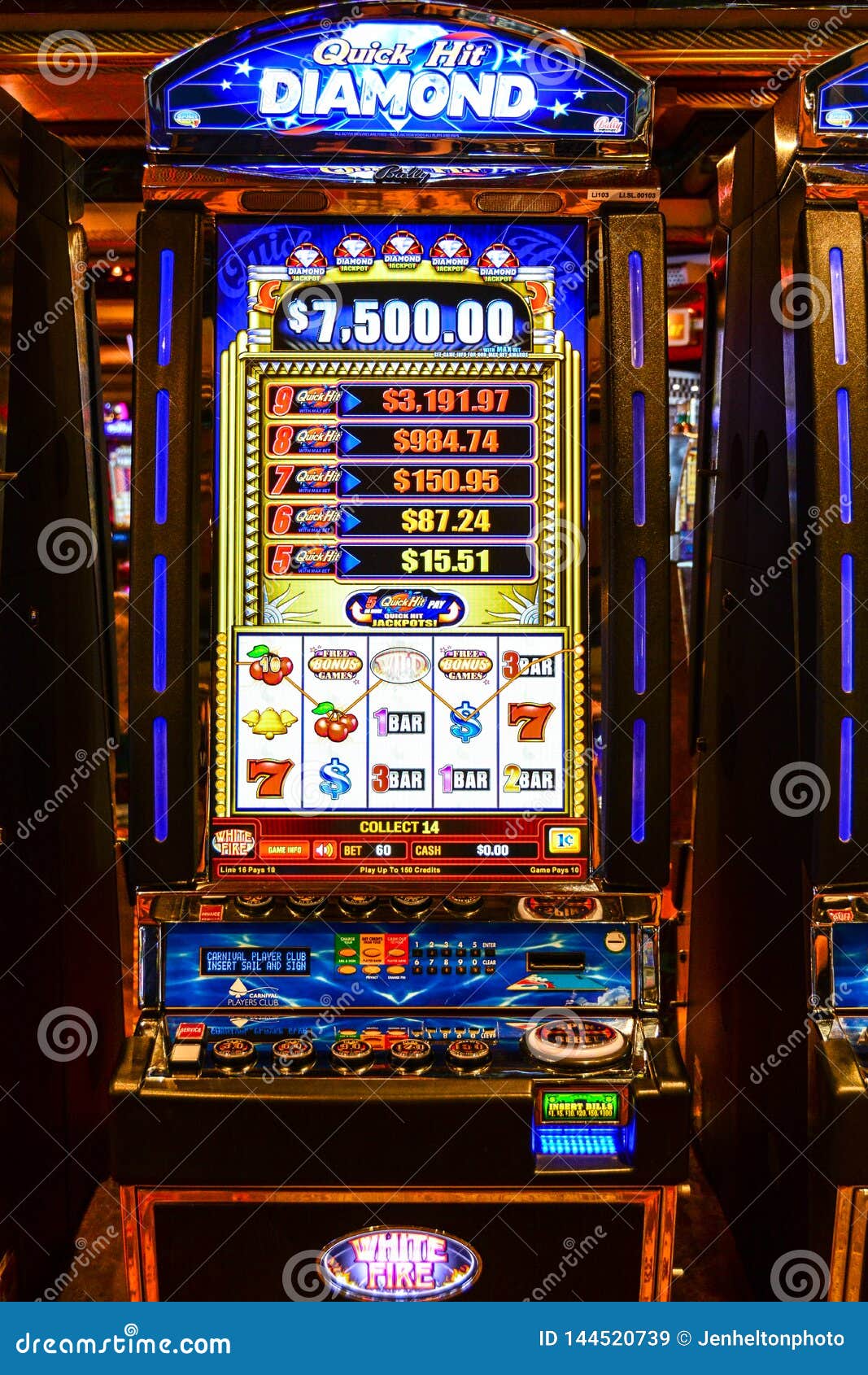 五颜六色的老虎机在赌博娱乐场打开了编辑类库存图片 图片包括有背包 乐趣 上瘾 赌博 运气