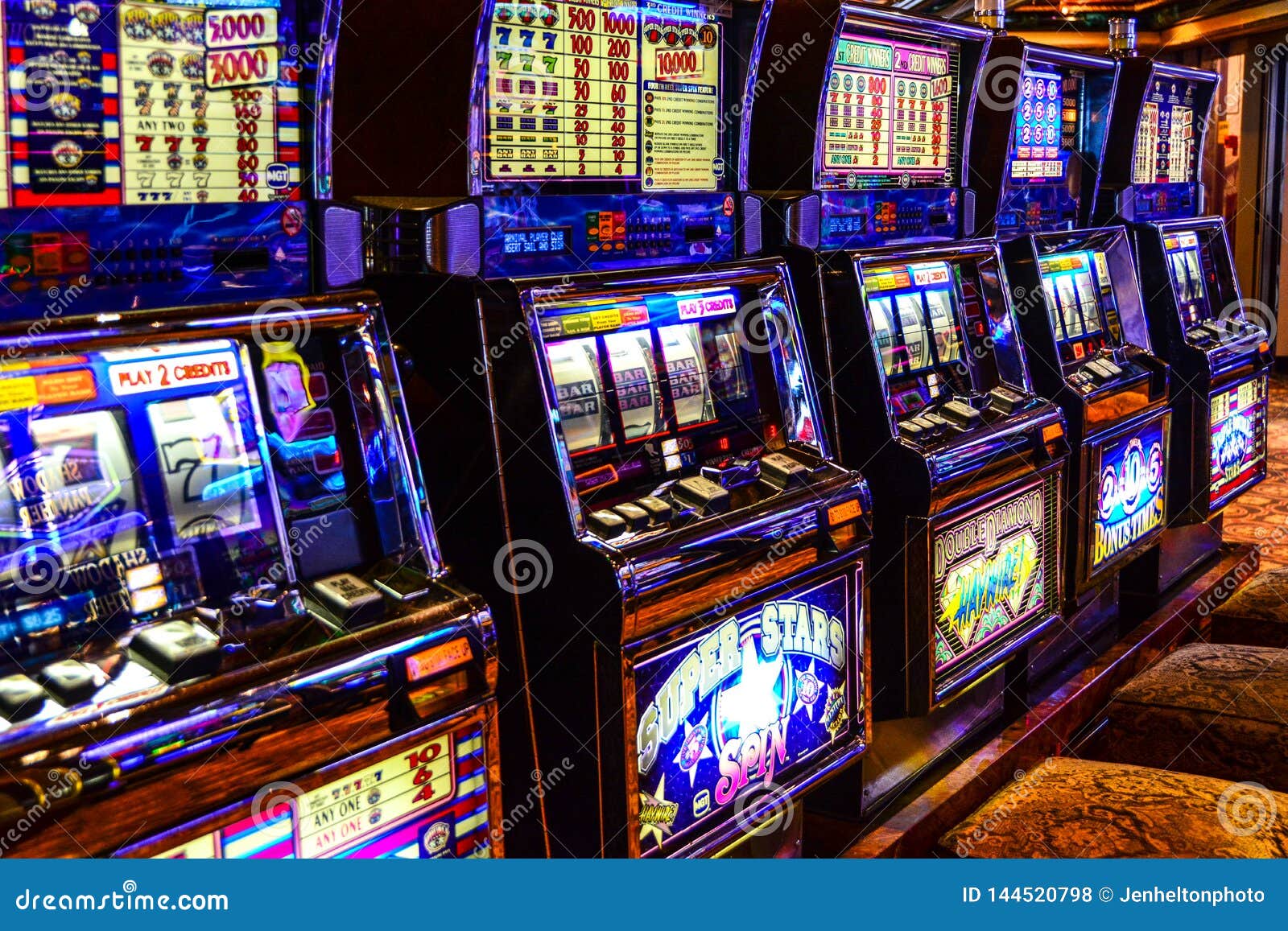 五颜六色的老虎机行在赌博娱乐场打开了编辑类库存照片 图片包括有电子 凹道 幸运 五颜六色