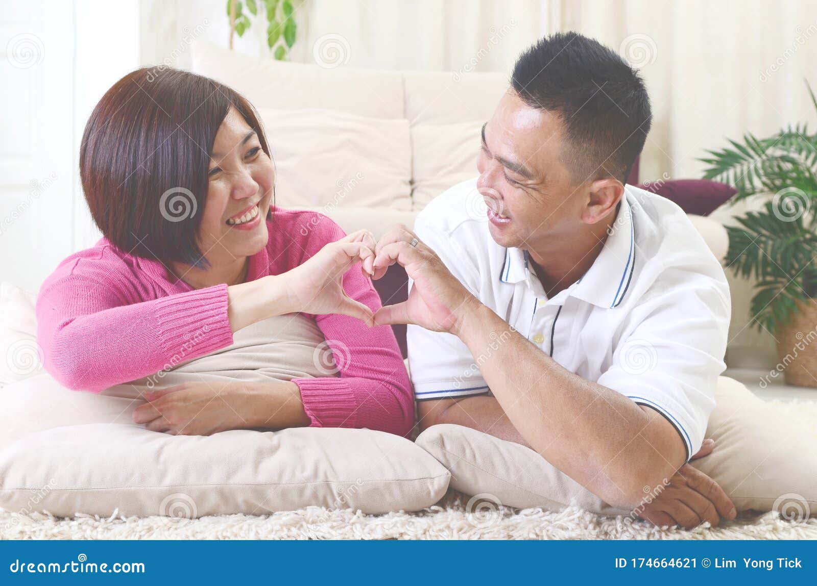 亚洲可爱的中年夫妇库存图片 图片包括有 亚洲可爱的中年夫妇库存图片 图片包括有