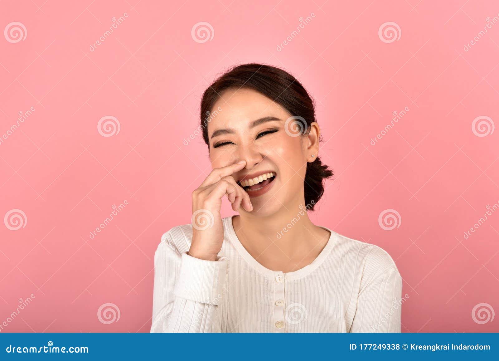 亚洲女性笑笑 在粉红色背景中享受 笑笑的中年女性画像库存照片 图片包括有韩文 人力 孤立 确信 亚洲女性笑笑 在粉红色背景中享受 笑笑的中年女性画像库存照片 图片包括有韩文 人力 孤立 确信