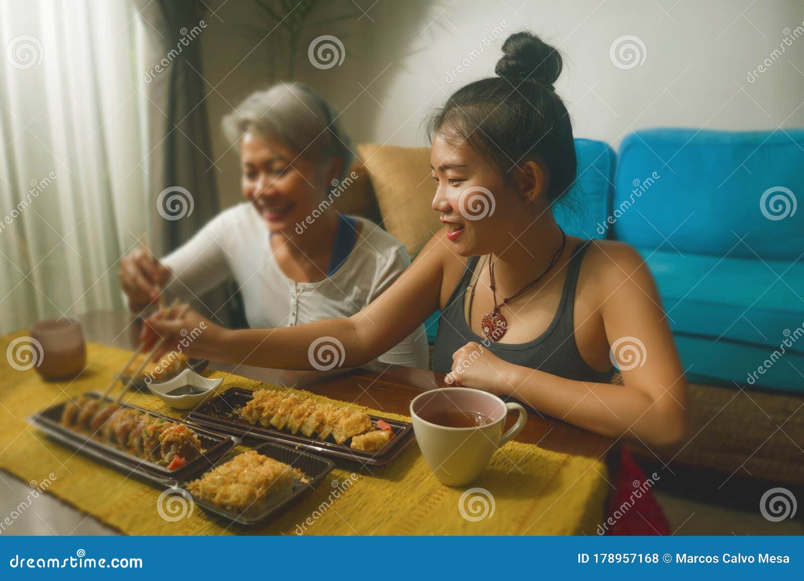 亚洲女朋友吃日本寿司吃午餐 快乐而迷人的女人和女朋友在家吃寿司卷库存照片 图片包括有居住 长沙发 亚洲女朋友吃日本寿司吃午餐 快乐而迷人的女人和女朋友在家吃寿司卷库存照片 图片包括有居住 长沙发
