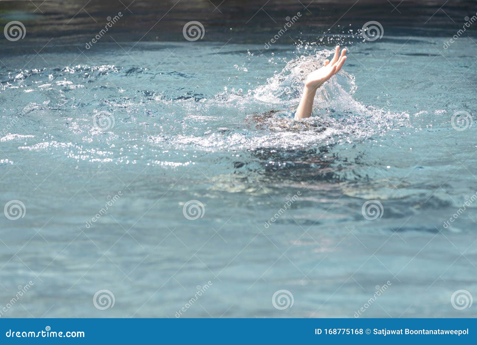 亚洲女童在水下挣扎 手从水中偷窥 女童在游泳池溺死 女童在游泳中溺死库存照片 图片包括有抽疯 童年