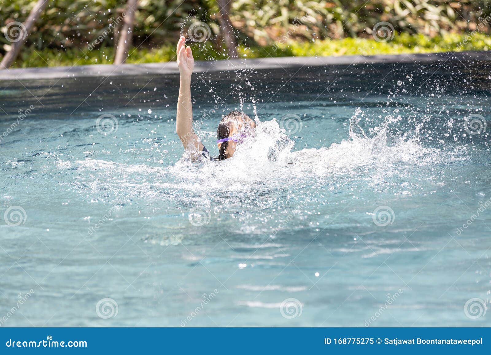 亚洲女童在水下挣扎 手从水中偷窥 女童在游泳池溺死 女童在游泳中溺死库存图片 图片包括有紧急 适应