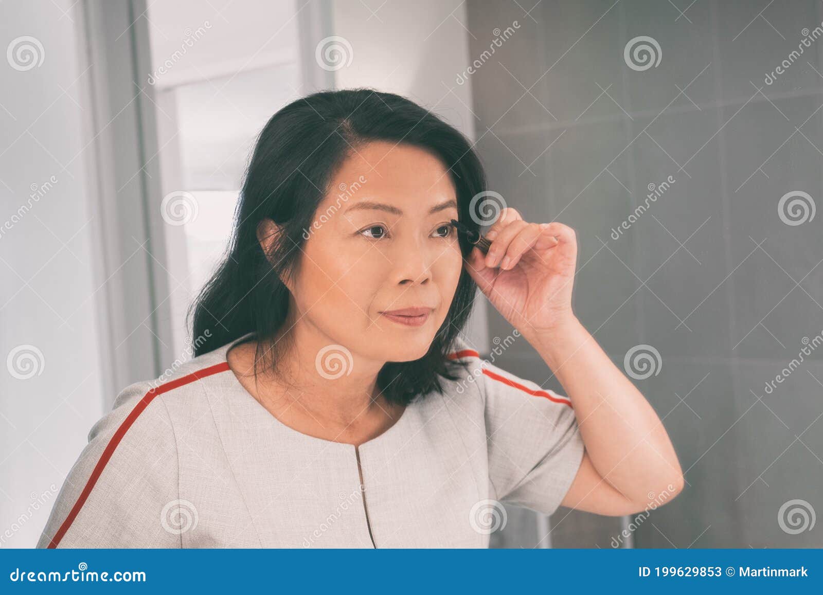亚洲成熟女性涂睫毛膏 在早上准备化妆镜中年华人库存图片 图片包括有成熟 制作 浴室 查找 亚洲成熟女性涂睫毛膏 在早上准备化妆镜中年华人库存图片 图片包括有成熟 制作 浴室 查找