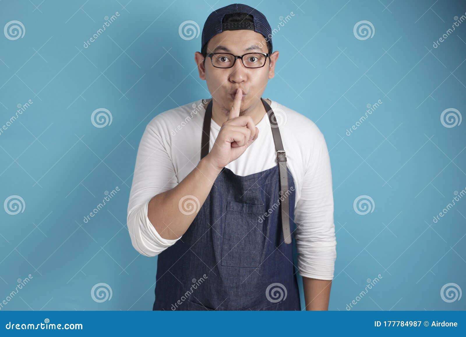 亚洲男厨师或侍者的画像 用手指在嘴上 要求保持沉默 保持秘密的手势库存图片 图片包括有亚洲男厨师或侍者的画像 用手指在嘴上 要求保持沉默 保持秘密的手势
