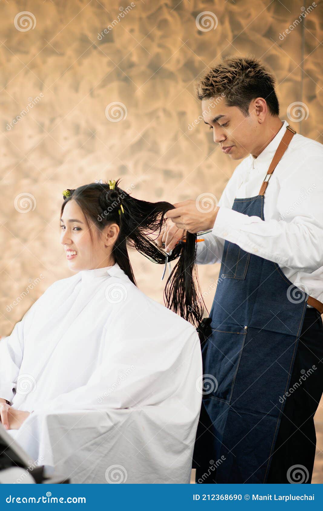 亚洲男性的美容师做亚洲女性客户的发型的现代美容院 库存照片 图片包括有健康 成人 方式 人员 亚洲男性的美容师做亚洲女性客户的发型的现代美容院 库存照片 图片包括有健康 成人 方式 人员