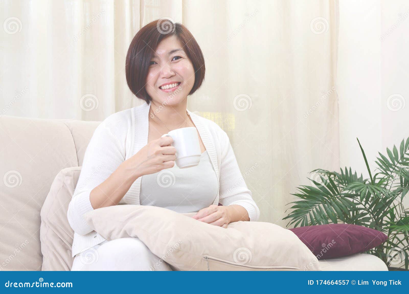 亚洲美丽的中年女性库存图片 图片包括有长期 确信 种族 聚会所 关心 愉快 成人 龙舌兰 亚洲美丽的中年女性库存图片 图片包括有长期 确信 种族 聚会所 关心 愉快 成人 龙舌兰