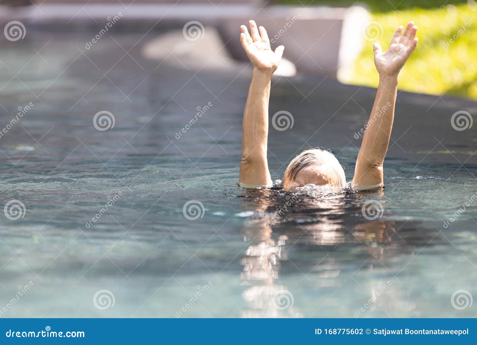 亚洲老人在水下挣扎 手伸向水里 女人溺死在游泳池里 溺死老妇库存照片 图片包括有生活 适应