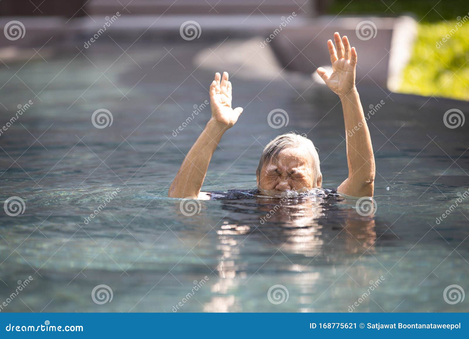 亚洲老人在水下挣扎 手伸向水里 女人溺死在游泳池里 溺死老妇库存图片 图片包括有室外 生活