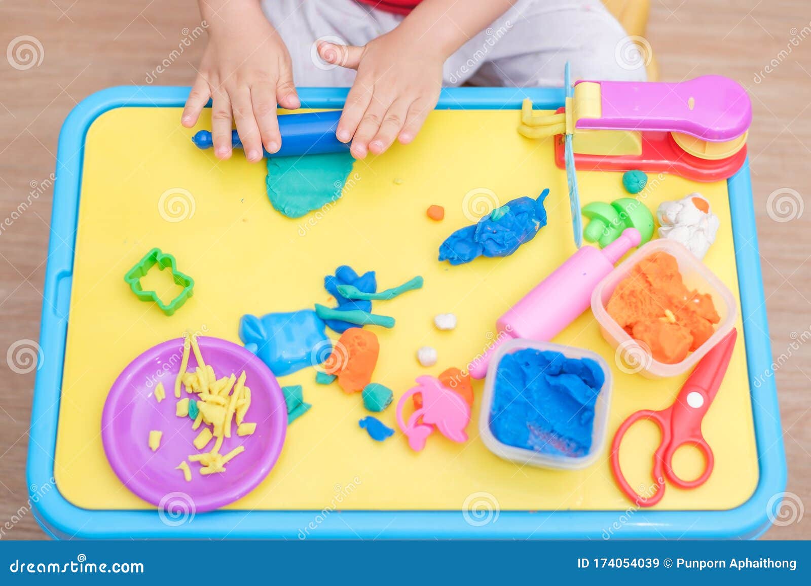 亚洲2岁幼儿童玩五颜六色的模特粘土 玩耍玩具玩具玩乐 玩玩具玩乐库存图片 图片包括有黏土 家庭