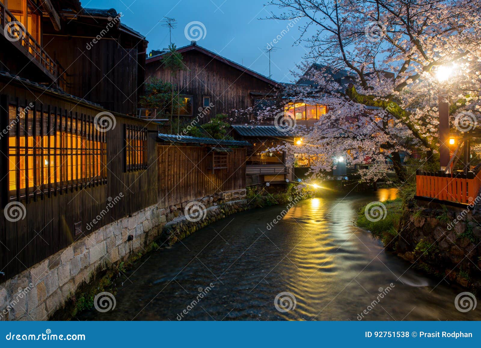 京都 白川町河的日本在gion区在期间库存照片 图片包括有粉红色 地标 叶子 季节 路径 京都 白川町河的日本在gion区在期间库存照片 图片包括有粉红色 地标 叶子 季节 路径
