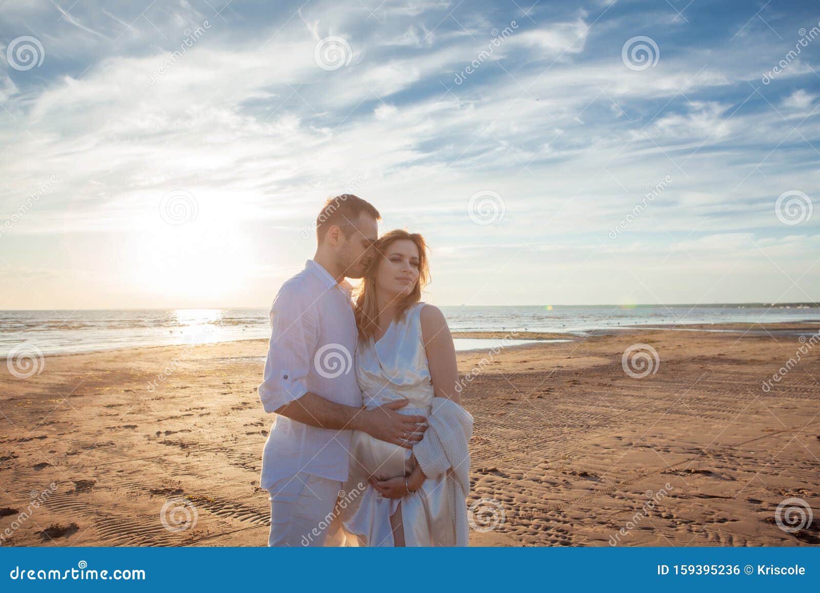 亲爱的 等孩子日落海背景上一对白吻的漂亮夫妇的画像库存照片 图片包括有