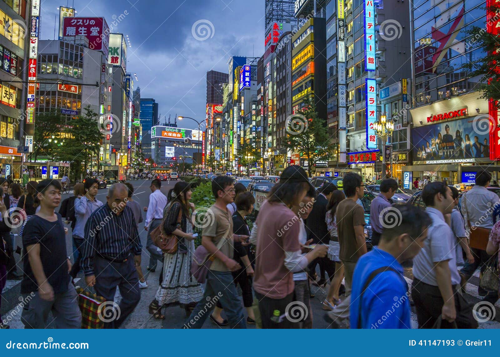 人人群横穿的在新宿 东京 日本编辑类库存照片 图片包括有地标 横穿