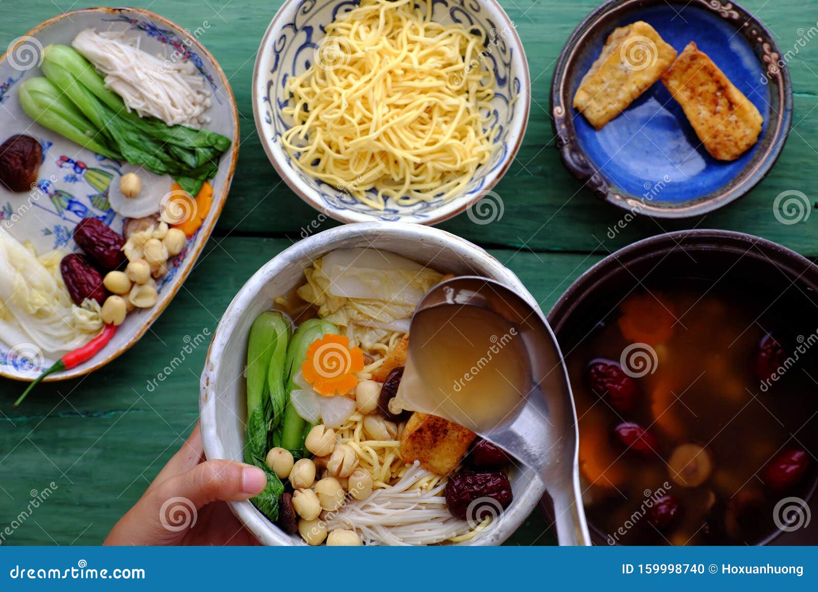 人们用素食原料制作素制自制面条汤碗库存照片 图片包括有