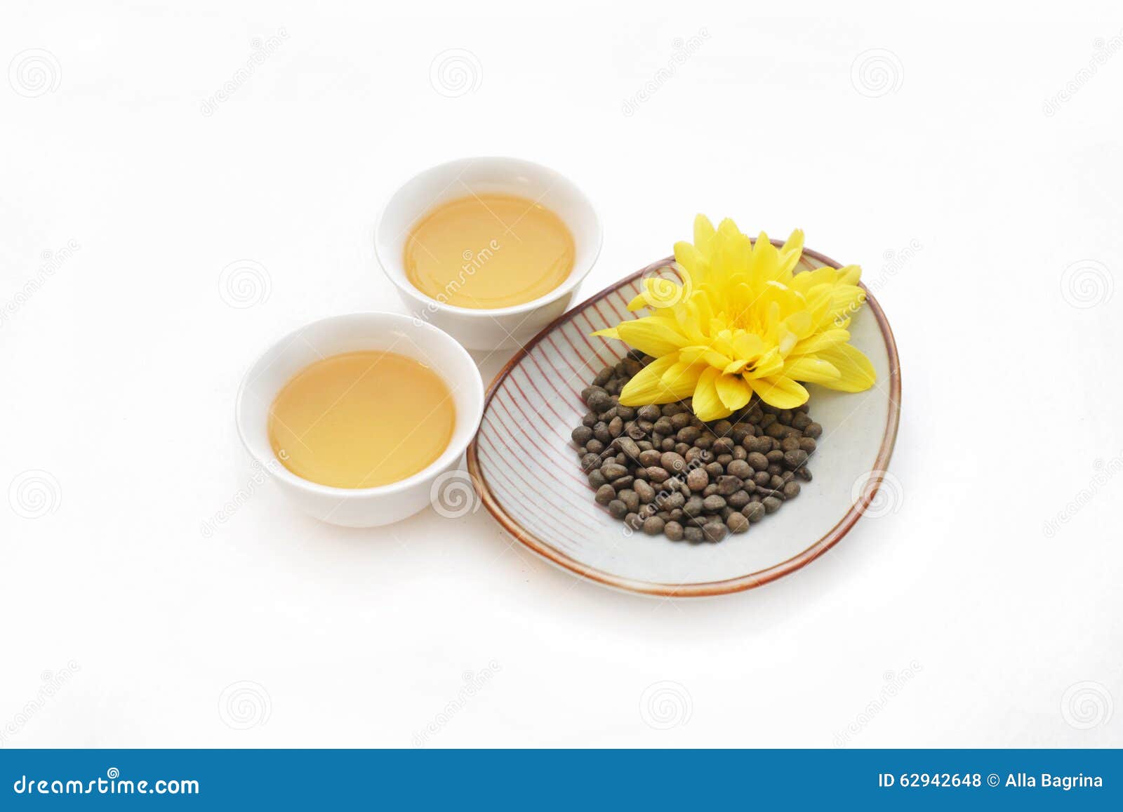 人参扭转了与黄色花和两杯茶的茶叶库存照片 图片包括有