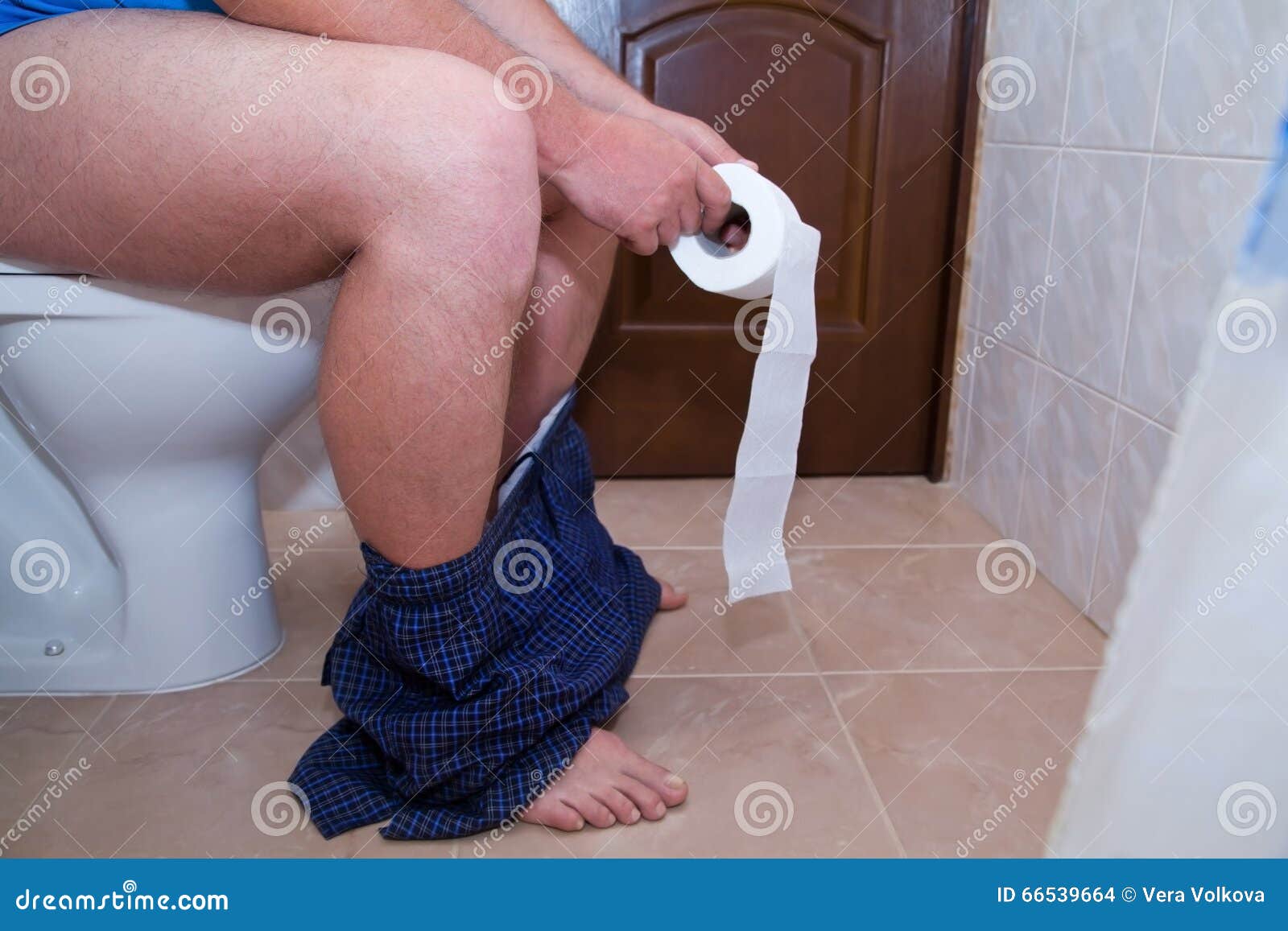 人坐的洗手间便秘或腹泻库存照片 图片包括有纸张 楼层 部分 室内 缓和 卫生学 必要