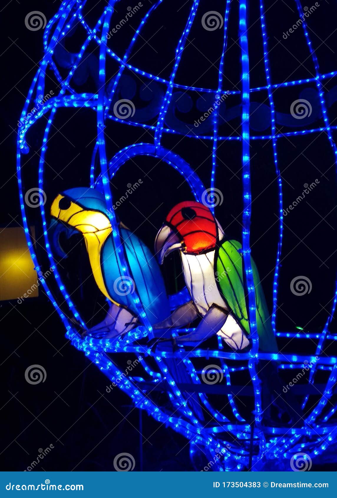 人工照明夜景 中国灯笼 美丽而艺术的装饰 夜色中的美丽 库存图片 图片包括有工作 仔细 人工照明夜景 中国灯笼 美丽而艺术的装饰 夜色中的美丽 库存图片 图片包括有工作 仔细