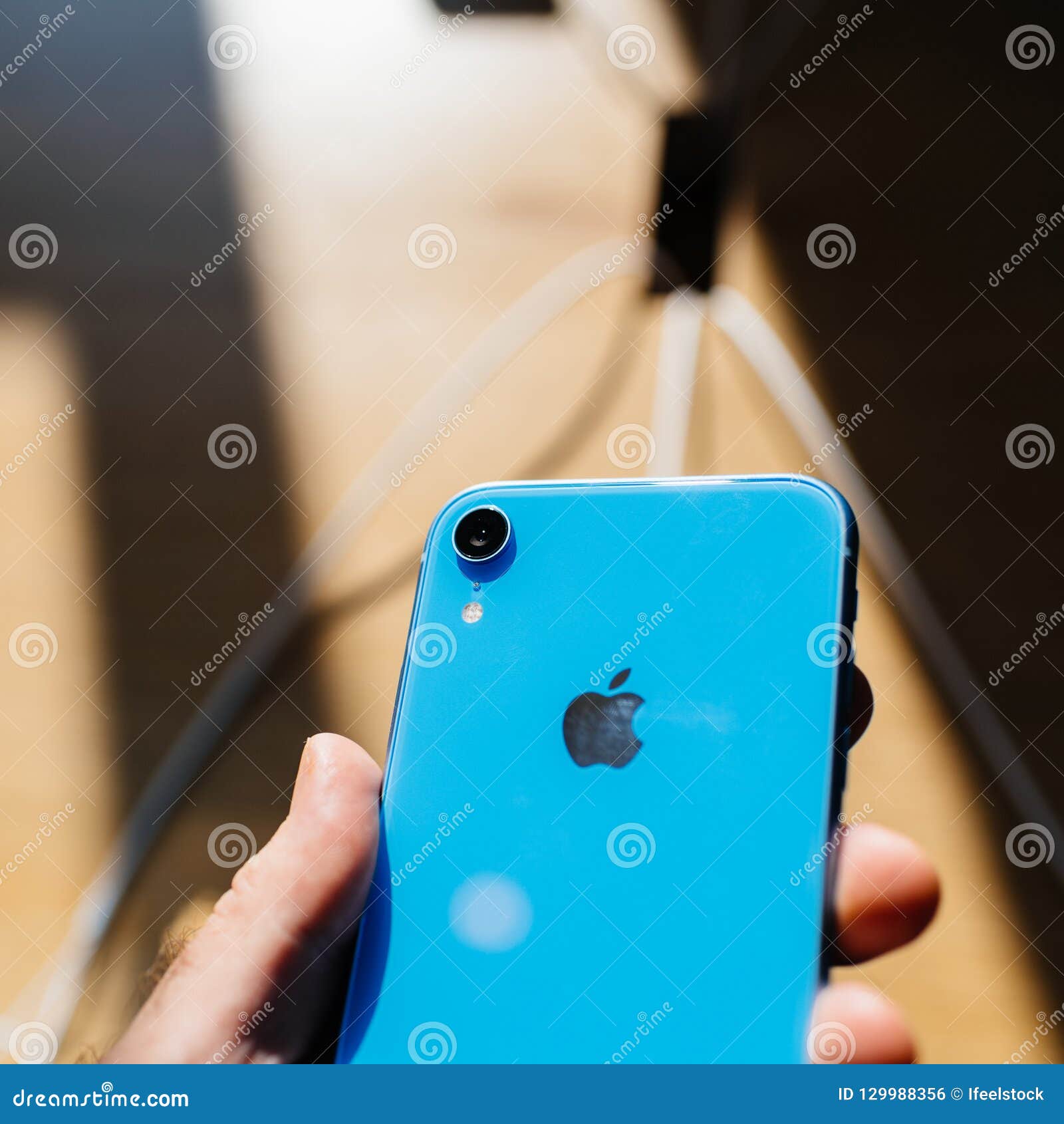 人藏品iphone Xr蓝色编辑类照片 图片包括有 人藏品iphone Xr蓝色编辑类照片 图片包括有