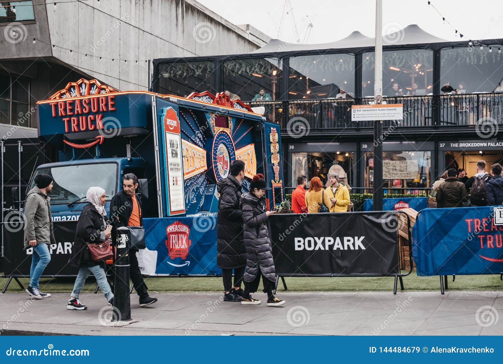 人走的过去亚马逊卡车停放在boxpark Shoreditch 伦敦 英国编辑类库存图片 图片包括有零售 拱道