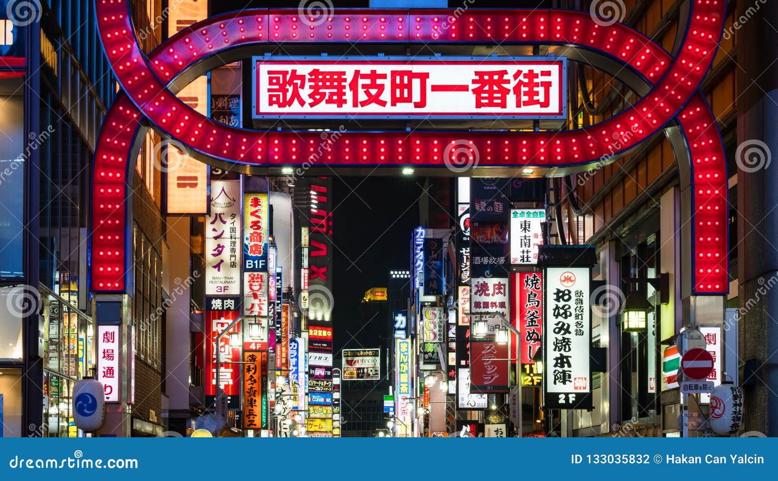 人长的曝光照片kabukicho的在新宿 娱乐和红灯区 东京 日本图库摄影