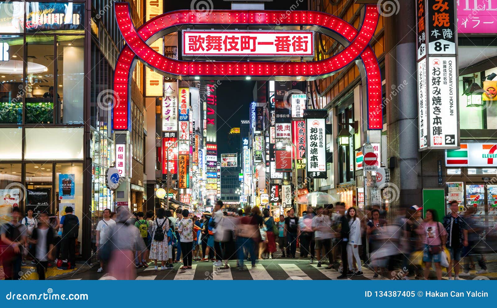人长的曝光照片kabukicho的在新宿 娱乐和红灯区 东京 日本编辑类