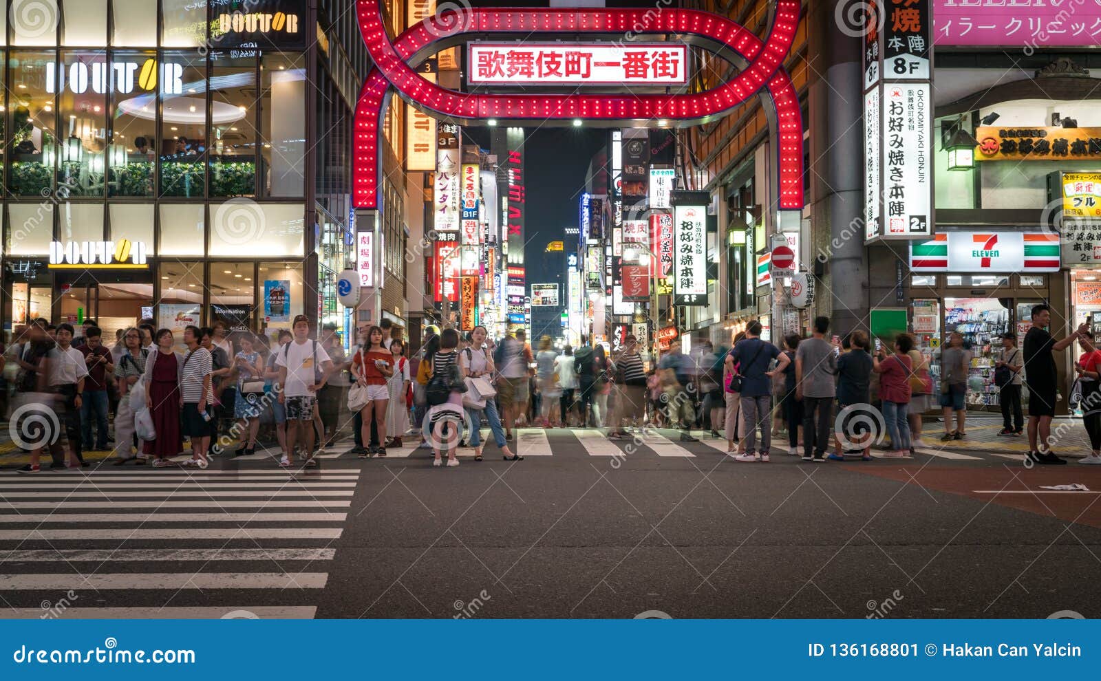 人长的曝光照片kabukicho的在新宿 娱乐和红灯区 东京 日本编辑类