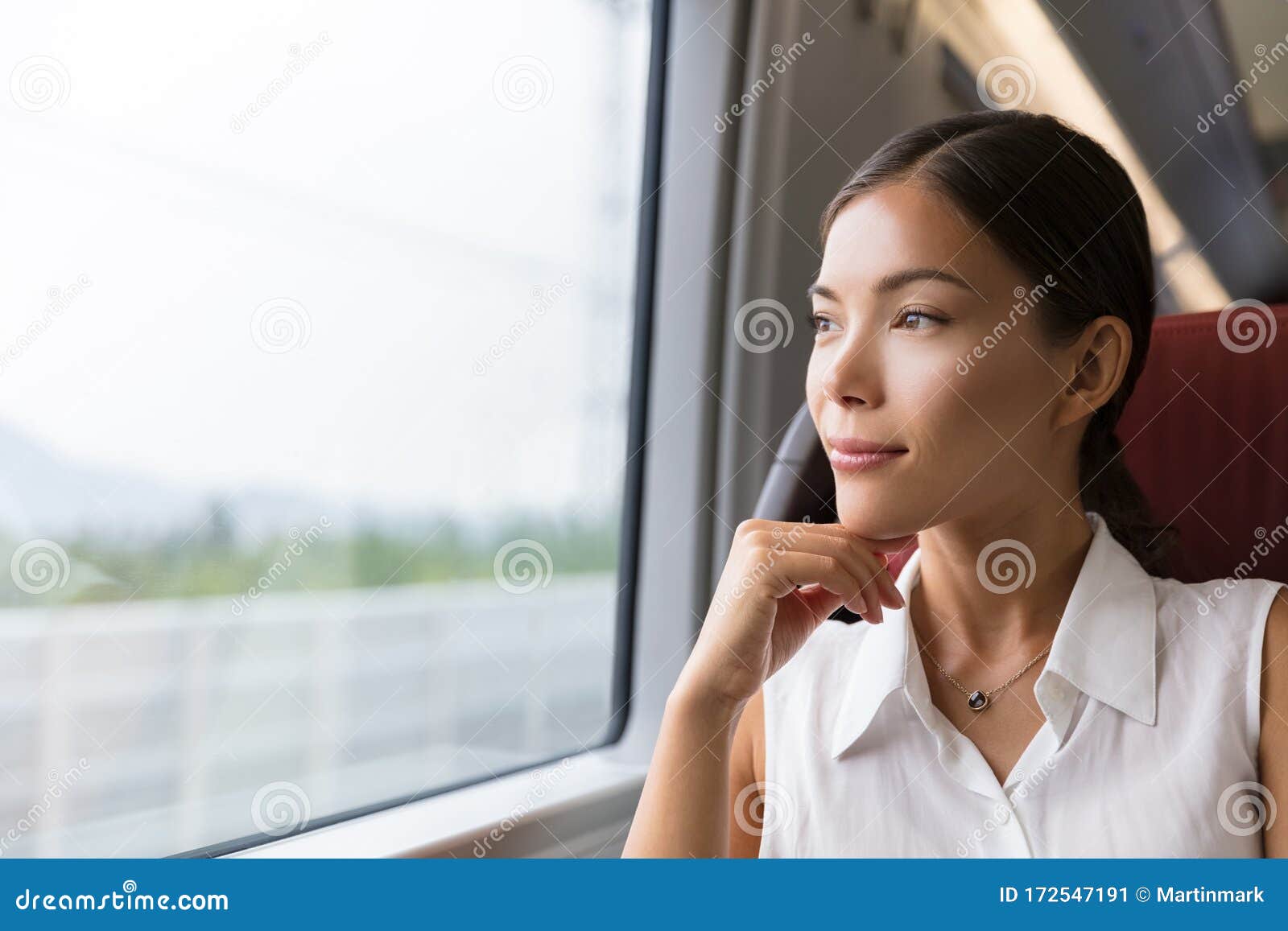 从火车窗眺望室外景色的亚洲女性旅行者坐着上班通勤的年轻女士库存图片 图片包括有人们 铁路