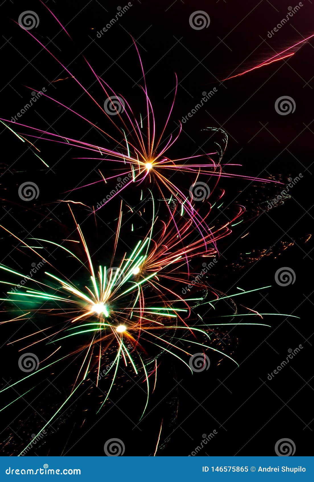 从烟花的美丽的火花在天空在晚上库存图片 图片包括有从烟花的美丽的火花在天空在晚上