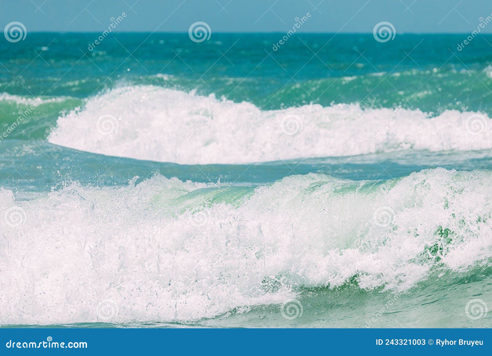 令人惊叹的风景. 轰鸣的海浪. 海洋水面起泡波. 海洋水面库存图片- 图片包括有夏天, 线路: 243321003