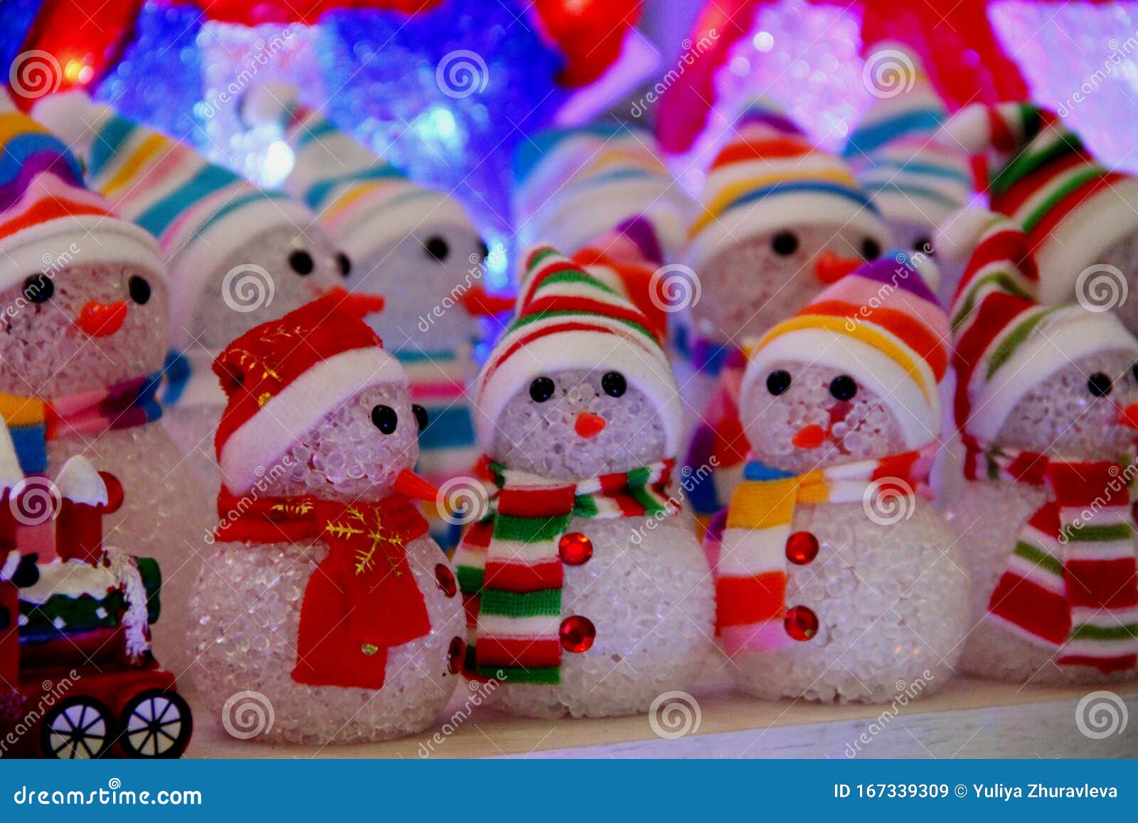 以雪人 花环等形式的圣诞夜灯雪人形的圣诞夜光库存图片 图片包括有小雕象 围巾 诗歌选 快活 以雪人 花环等形式的圣诞夜灯雪人形的圣诞夜光库存图片 图片包括有小雕象 围巾 诗歌选 快活