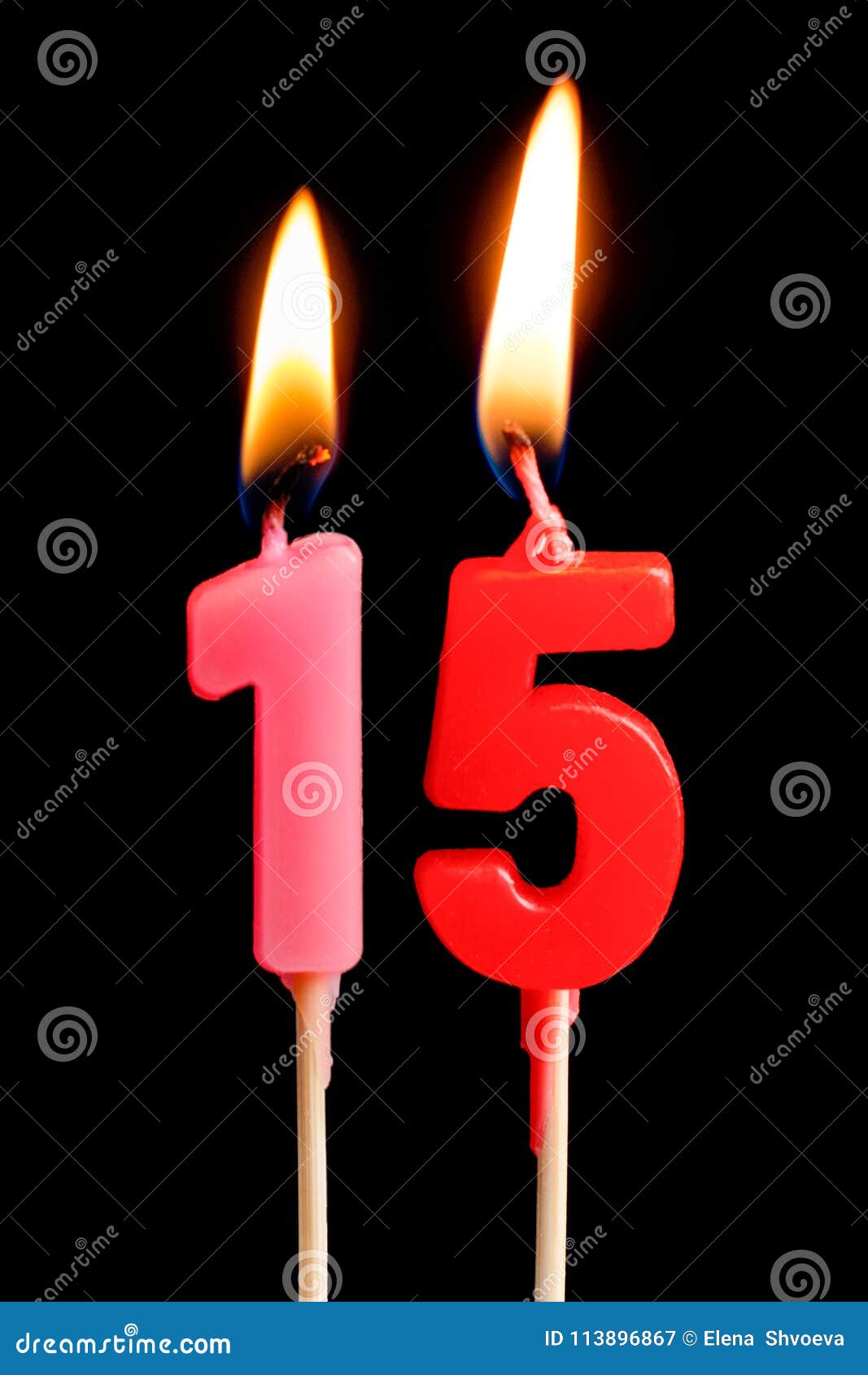 以15十五数字 在黑背景隔绝的蛋糕的日期的形式灼烧的蜡烛celebrati的