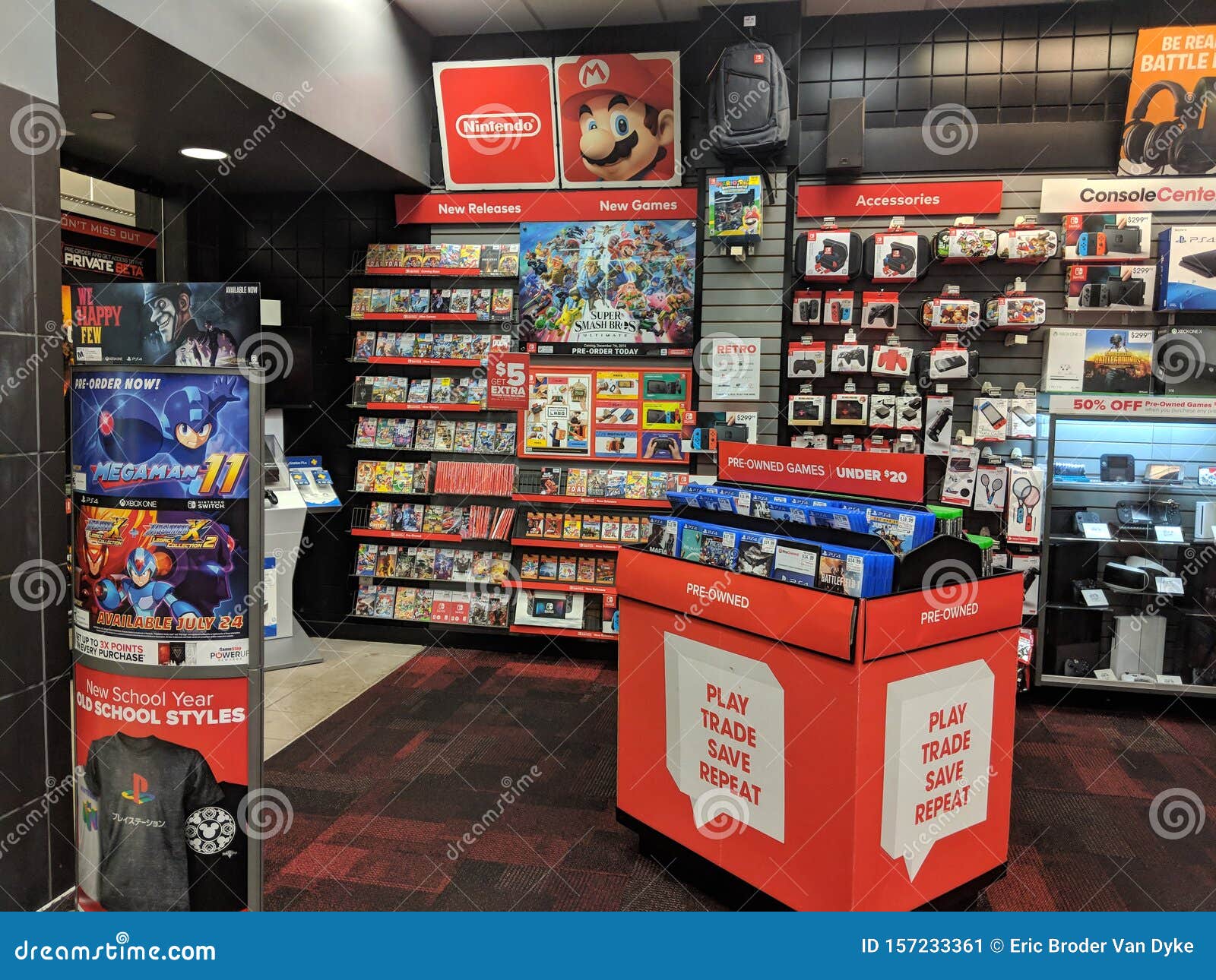 任天堂Switch和Gamestop上展示的其他电子游戏产品编辑类照片- 图片包括