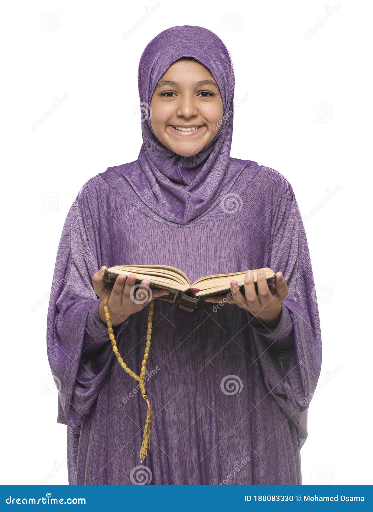 伊斯兰服饰中的阿拉伯穆斯林美女手持古兰经圣书笑脸库存照片 图片包括有表达式 上帝 凝思 了解