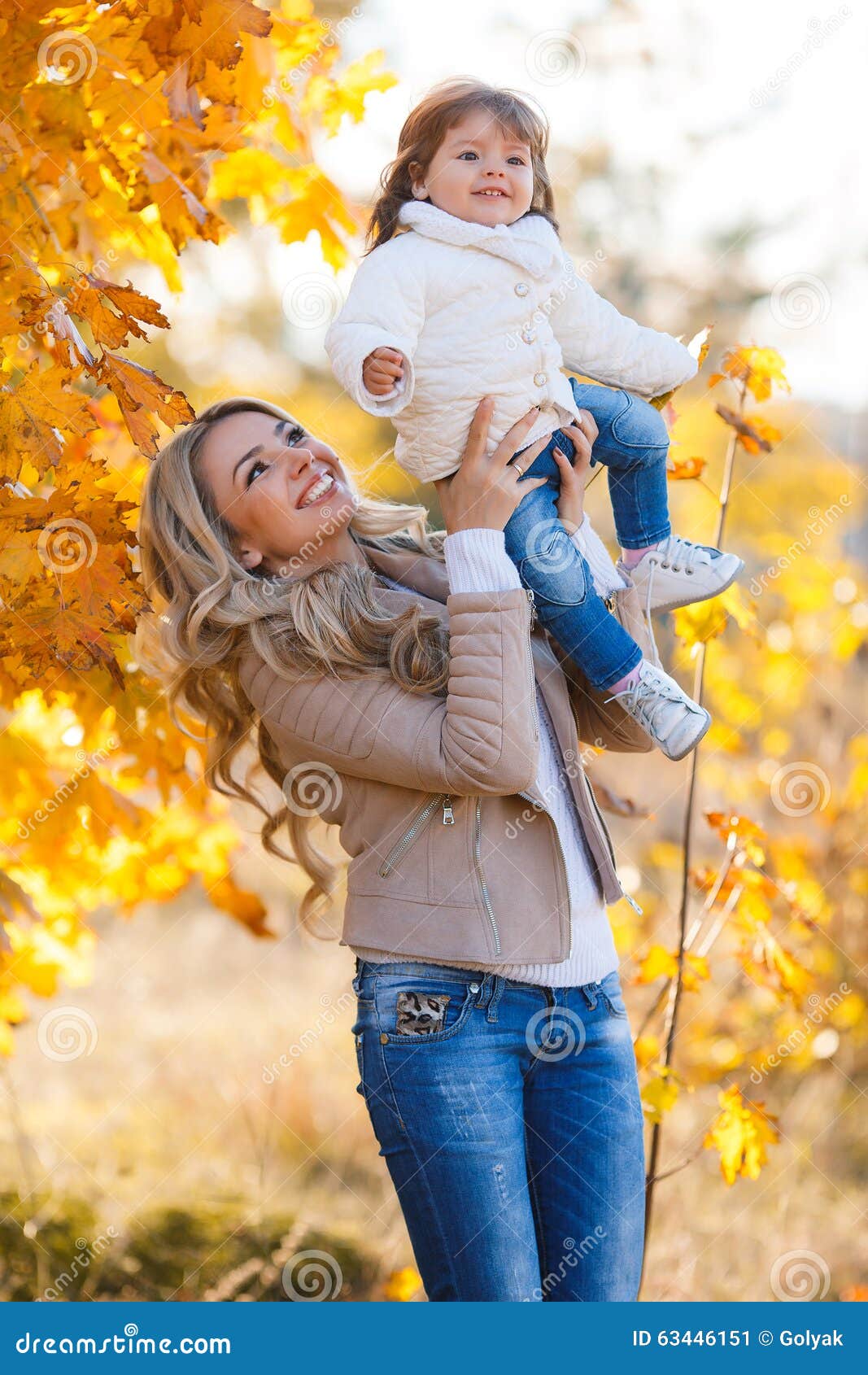 Парка буду мамой. Осенняя фотосессия с дочкой. Осенняя фотосессия с дочкой в парке. Осенняя фотосессия мама с дочкой. Фотосессия мама и дочка осенью.
