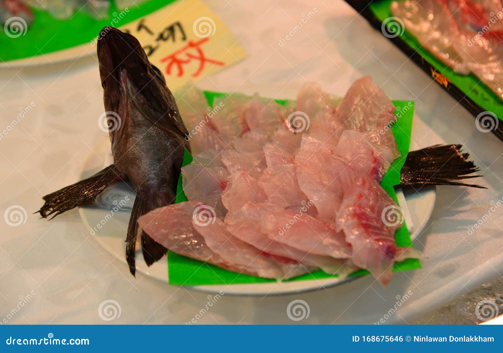 传统市场生鱼刺身库存照片 图片包括有鱼贩子 日语 蛋白质 准备 格栅 新鲜 包装 原始