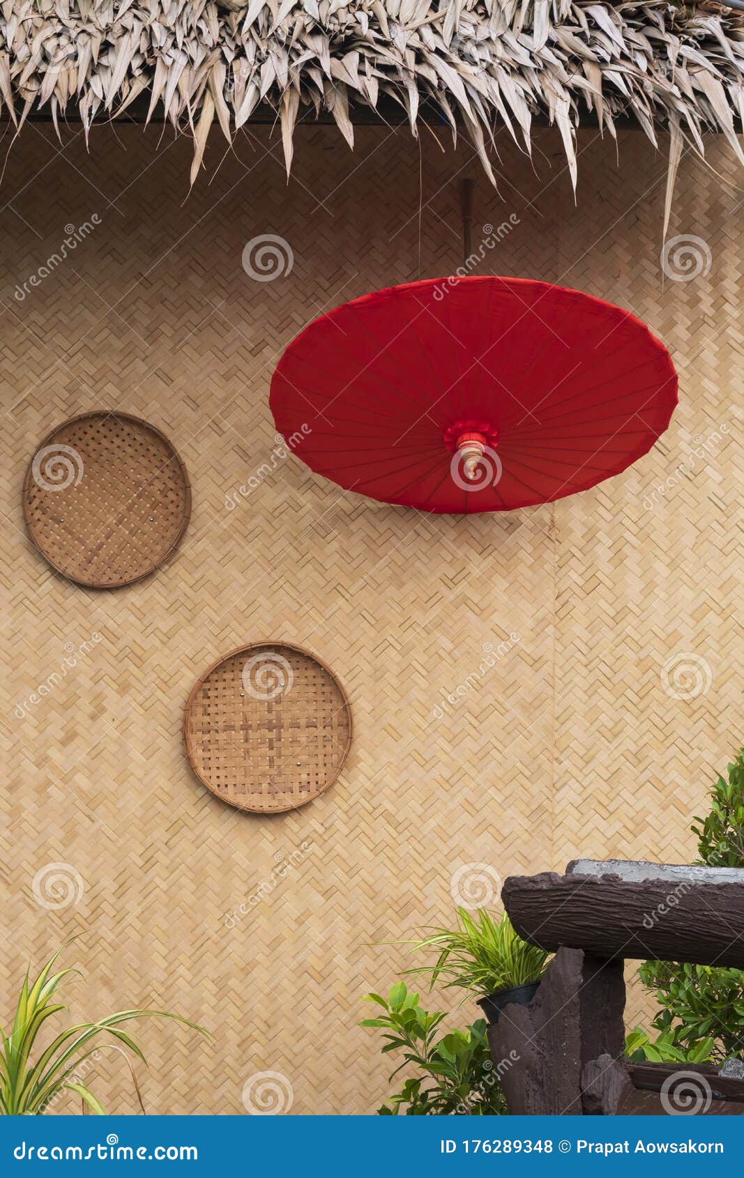 传统棚竹编壁带2个脱粒筐的红纸伞库存照片 图片包括有小屋 模式 文化 来回 波儿地克的
