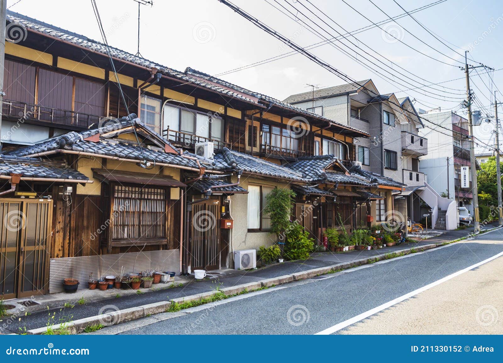 传统的日本房屋和新街区图库摄影片 图片包括有界面 京都 一些 城市 布琼布拉 日语 胡同 传统的日本房屋和新街区图库摄影片 图片包括有界面 京都 一些 城市 布琼布拉 日语 胡同