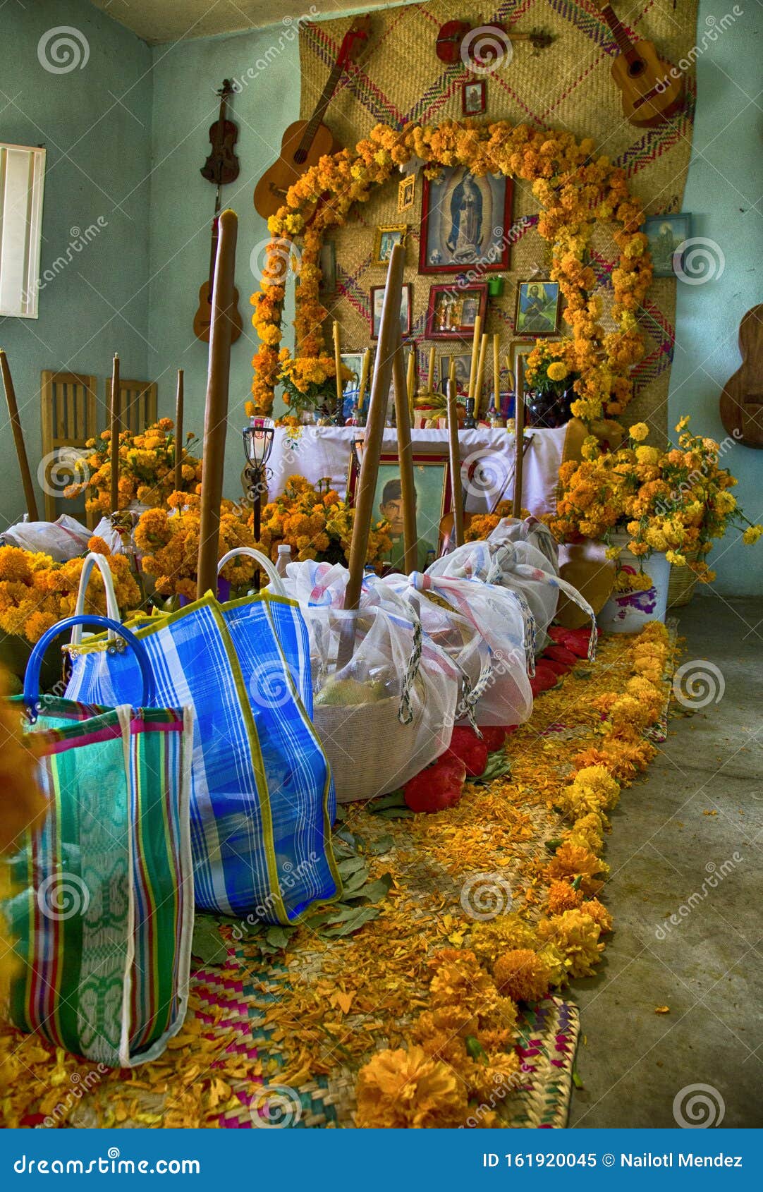 传统的逝去日 祭坛上有死去的面包 鲜花 食物和蜡烛10月31日 该党在墨西哥各地举行庆祝活动 编辑类图片 图片包括有烛光 坟墓
