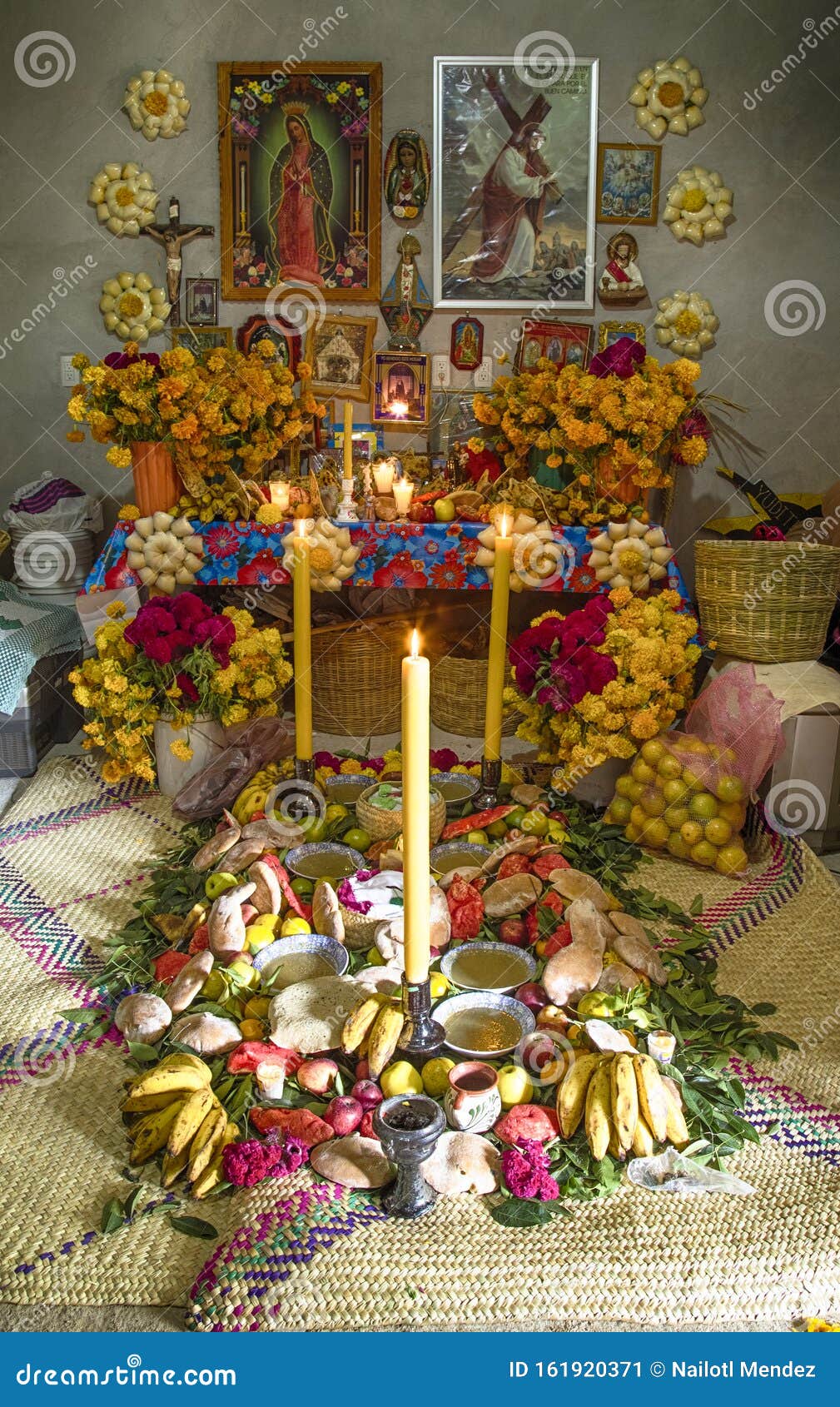 传统的逝去日 祭坛上有死去的面包 鲜花 食物和蜡烛10月31日 该党在墨西哥各地举行庆祝活动 库存图片 图片包括有坟墓 传统