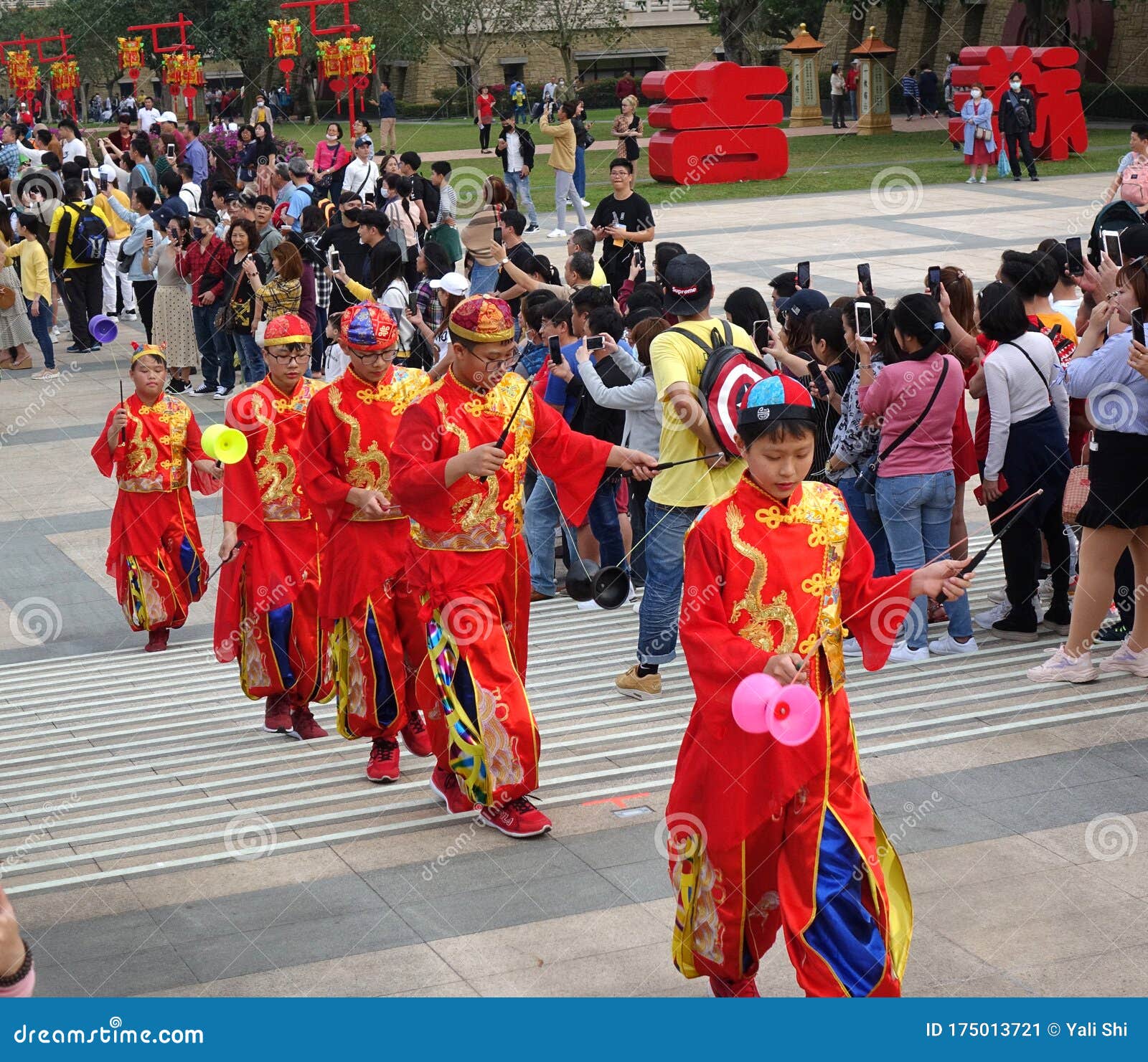佛光山迎春编辑类照片 图片包括有节日 祝福 金子 游人 红色 五颜六色 服装 传统 佛光山迎春编辑类照片 图片包括有节日 祝福 金子 游人 红色 五颜六色 服装 传统