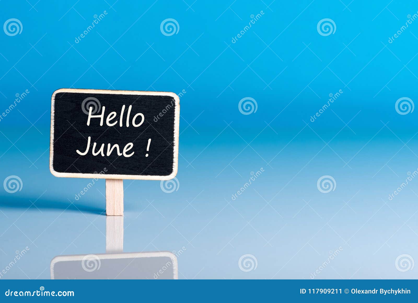 你好6月 在木标记的通知在蓝色背景第一夏天月起点文本的拷贝空间库存图片 图片包括有机构 组织