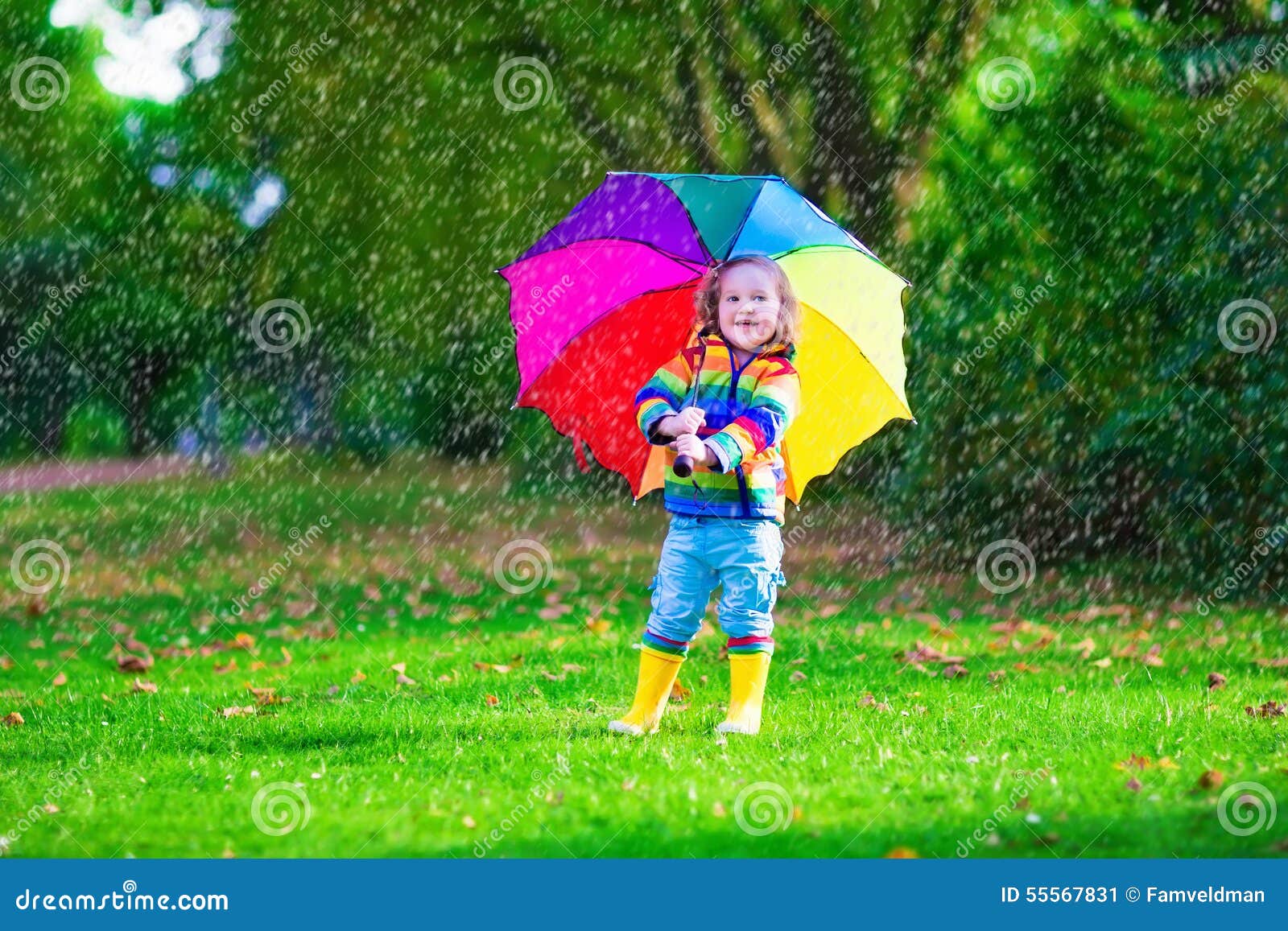 使用在雨中的小女孩拿着五颜六色的伞库存图片 图片包括有水坑 颜色 滑稽 嬉戏 庭院 公园 使用在雨中的小女孩拿着五颜六色的伞库存图片 图片包括有水坑 颜色 滑稽 嬉戏 庭院 公园