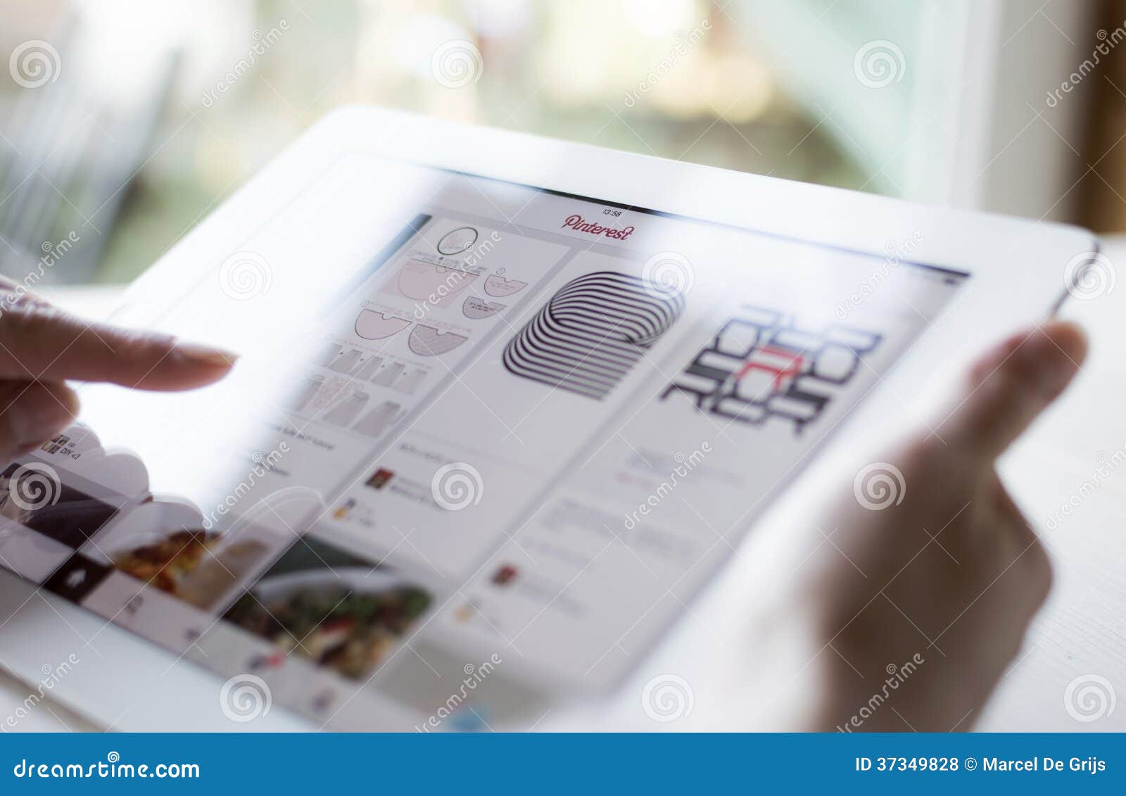 使用在ipad的pinterest 编辑类库存照片 图片包括有活动 室内 浏览 会议室 利息 使用在ipad的pinterest 编辑类库存照片 图片包括有活动 室内 浏览 会议室 利息