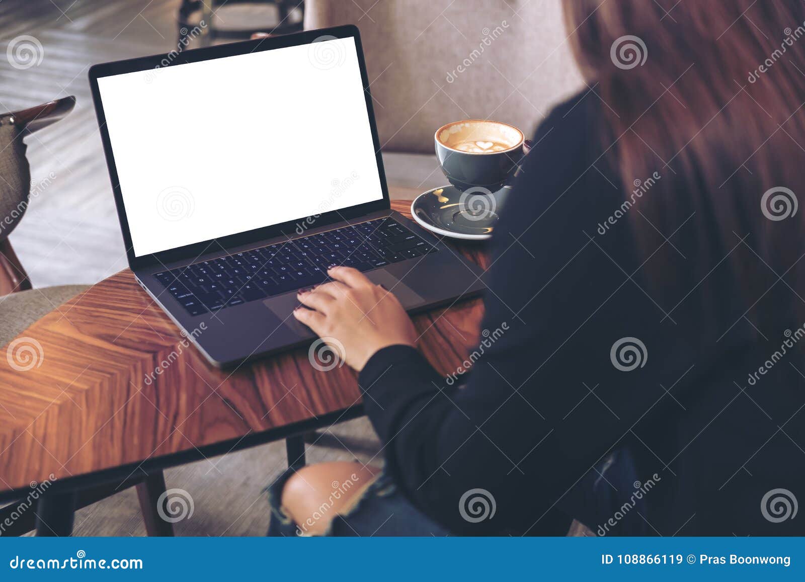 веселый человек у монитора. пока ты на компе листаешь фото. люди смеются перед компьютером. лежать в интернете. женщина за компом в светлых тонах.