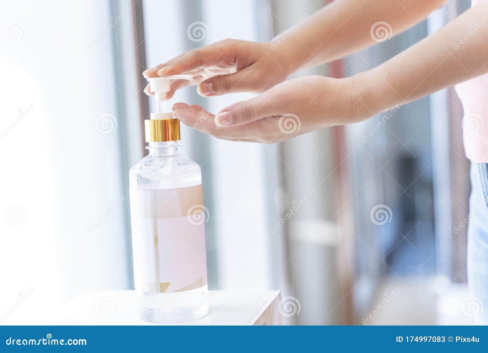 使用洗手消毒凝胶的年轻女子手库存图片 图片包括有使用洗手消毒凝胶的年轻女子手