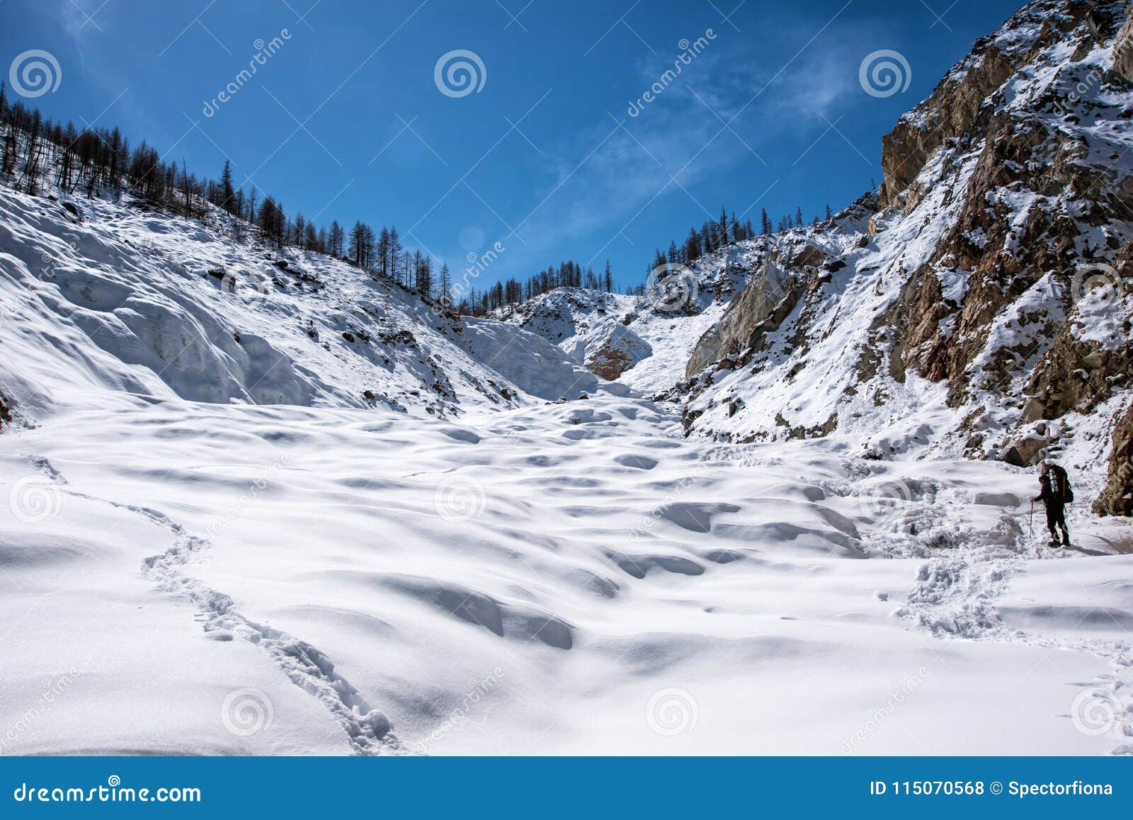 供以人员走在雪有雪山背景编辑类库存照片 图片包括有供以人员走在雪有雪山背景